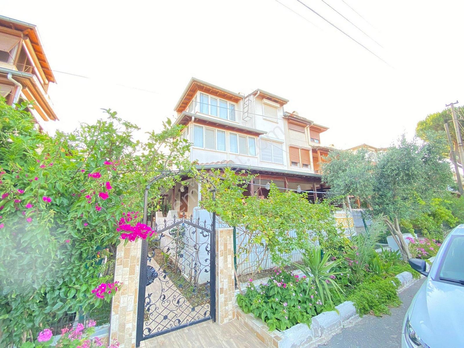 A Detached Villa With A Pool, 4+1 Bedrooms, 350 Meters From The Sea, In Seferihisar Meltem Tur Site!