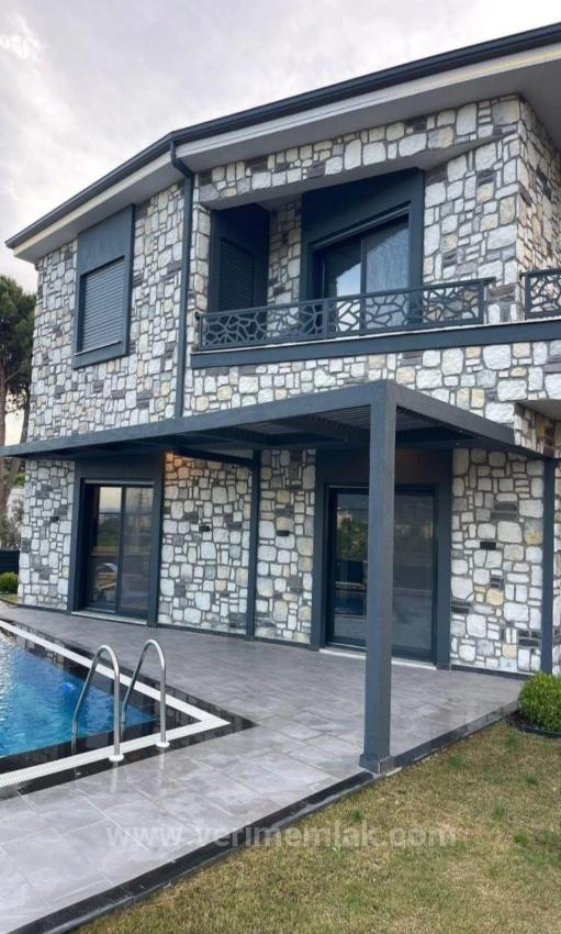 3+1 Detached Villa With Pool And Garden For Sale In Gumuldur