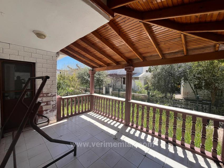 3+1 Villa For Sale In Seferihisar Cumhuriyet Neighborhood, Şöhretler Site, With Garden And Required Maintenance