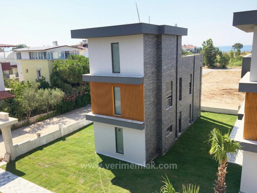3+1 Villa For Sale With A Single Detached Pool On The Seaside In Ürkmez