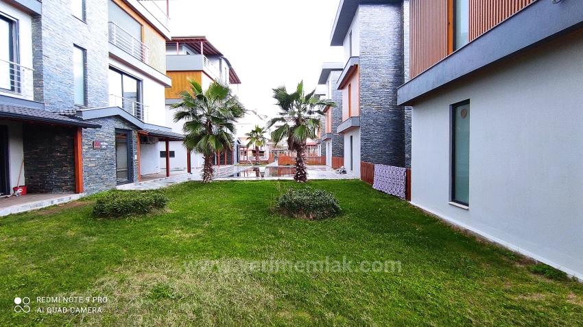 3+1 Villa For Sale With A Single Detached Pool On The Seaside In Ürkmez