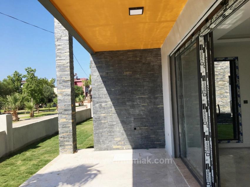 3+1 Villa For Sale With A Single Detached Pool On The Seaside In Ürkmez