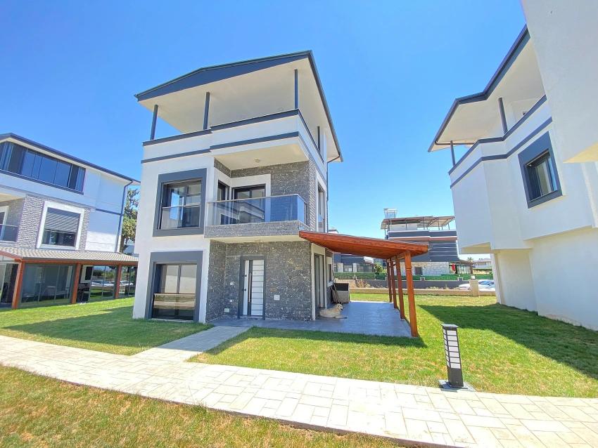 3+1 Detached Villa With Large Garden And Pool For Sale In Doğanbey