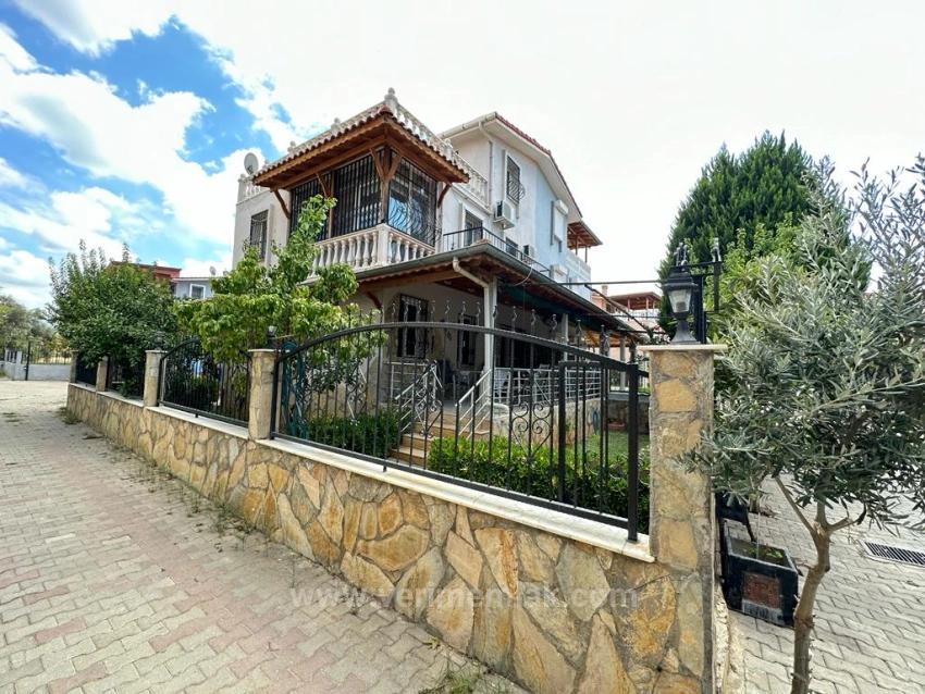 5+1 Detached Villa With Large Garden For Sale By The Sea In Ürkmez