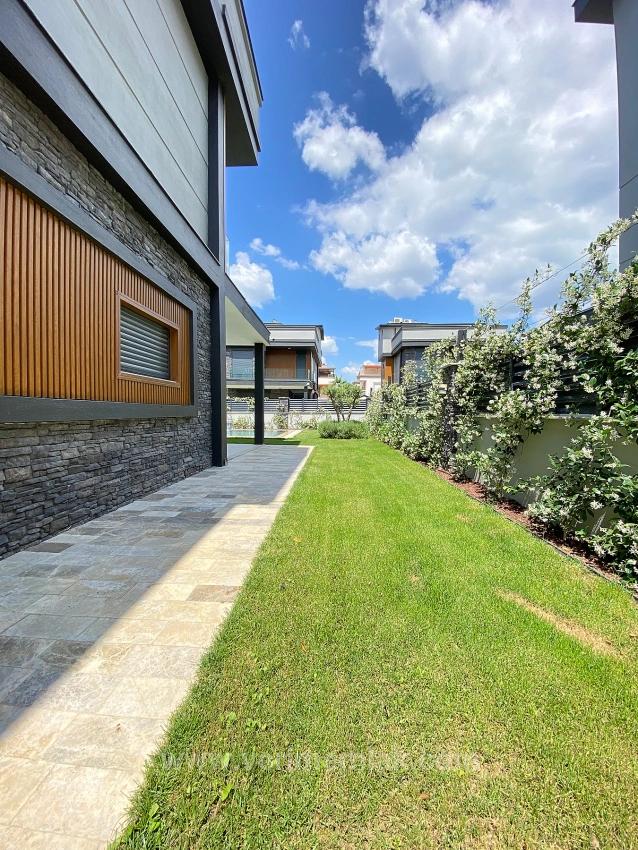 4+1 Villa With Underfloor Heating Luxury For Sale By The Sea In Gümüldür