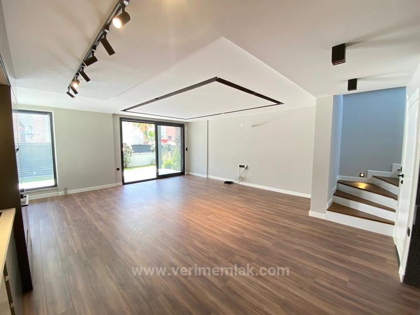 4+1 Villa With Underfloor Heating Luxury For Sale By The Sea In Gümüldür