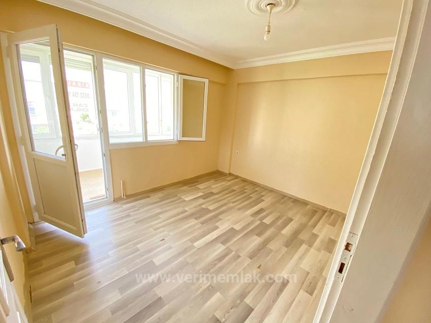Living In The Heart Of Seferihisar: 2+1 Apartment For Rent, 100M From Shopping Centers, 300M From The Sea.