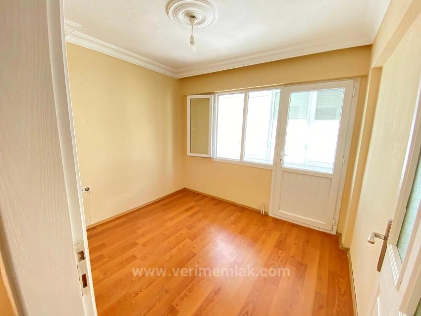 Living In The Heart Of Seferihisar: 2+1 Apartment For Rent, 100M From Shopping Centers, 300M From The Sea.