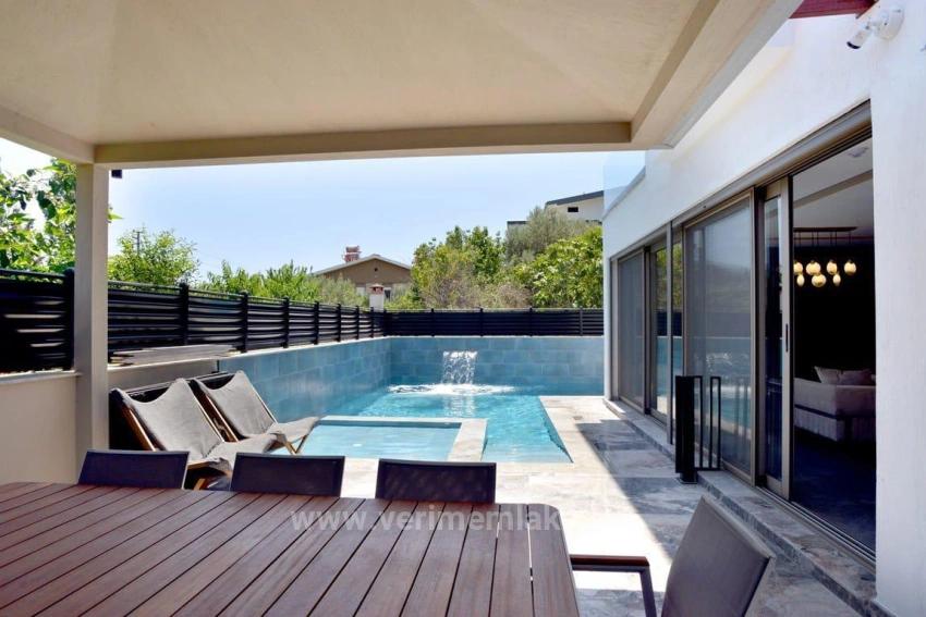 Luxury 3+1 Villa With Large Garden, Parking And Swimming Pool In Gümüldür