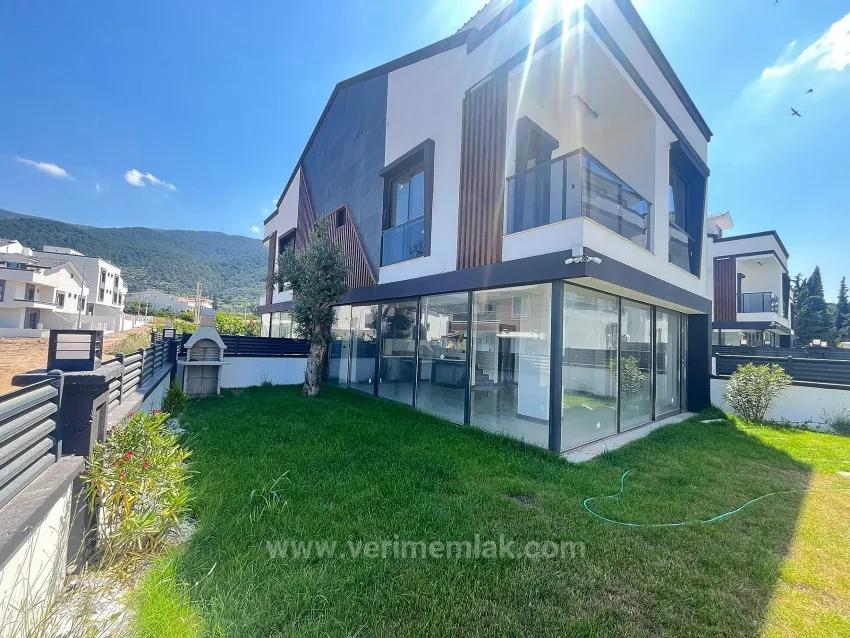 Luxury 3+1 Villa With Garden, Camera System Ready, 300M From The Sea In Özdere