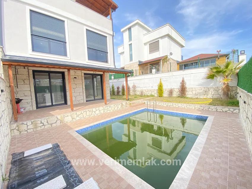4+1 Bedroom Villa For sale in Tepecik Nbh. Seferihisar - 256 m²