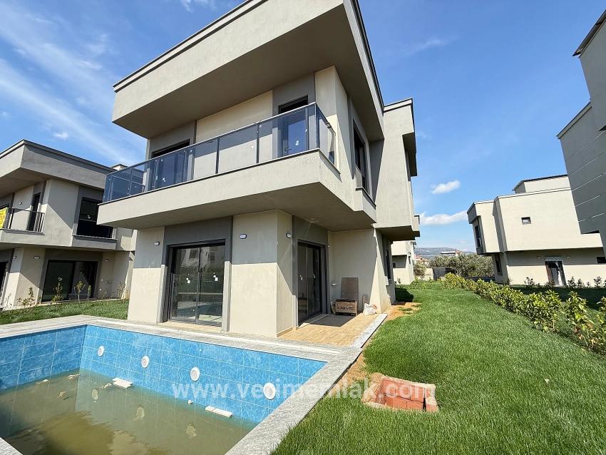 3+1 Bedroom Villa For sale in Cumhuriyet Nbh. Seferihisar Doğanbey - 300 m²