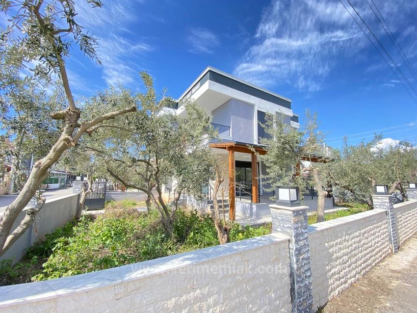 Seferihisar.cumhuriyet Mah. 500M Distance To The Sea, 3+1 Villa With Large Garden For Sale