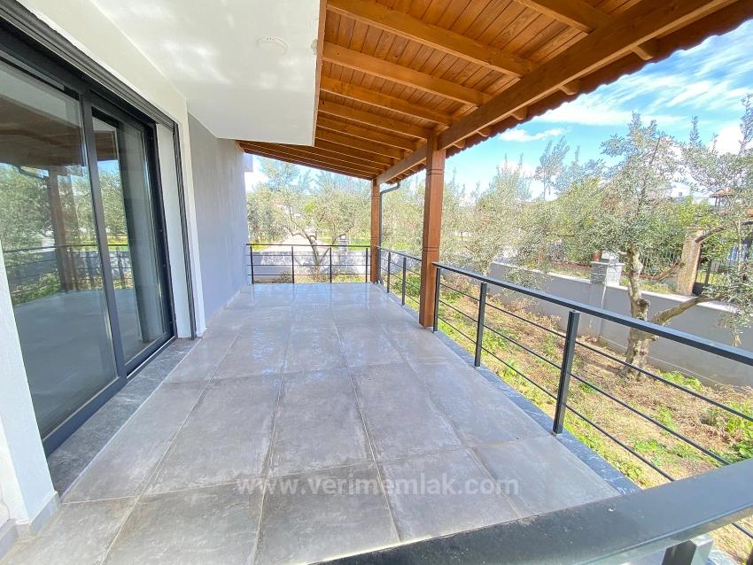 Seferihisar.cumhuriyet Mah. 500M Distance To The Sea, 3+1 Villa With Large Garden For Sale