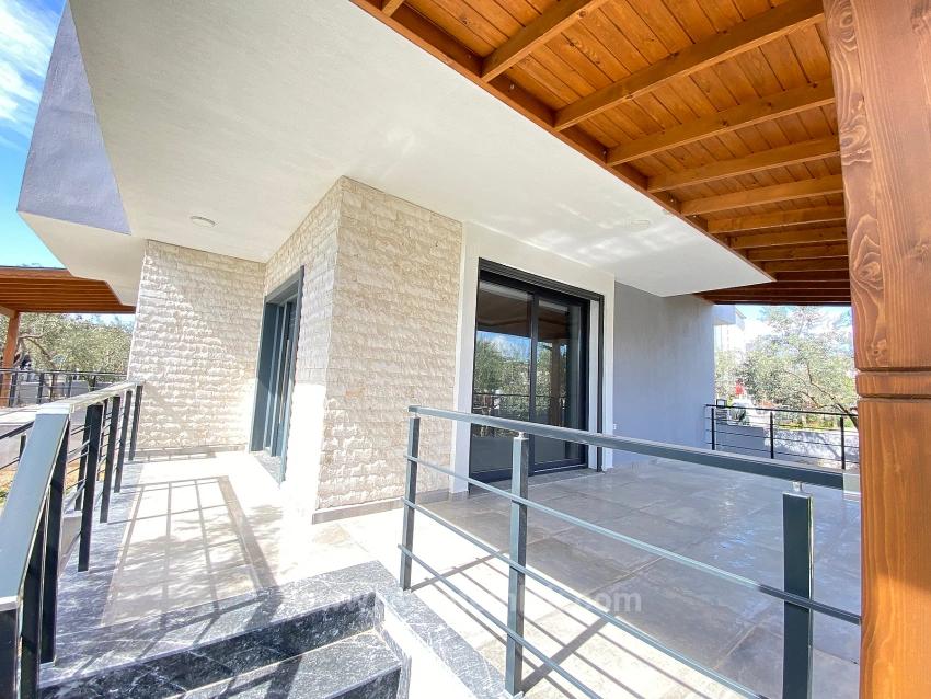 Seferihisar.cumhuriyet Mah. 500M Distance To The Sea, 3+1 Villa With Large Garden For Sale