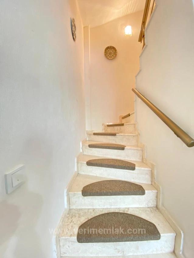 4+1 Villa For Sale In Ürkmez, 250M2 With Separate Living Room And Kitchen By The Sea