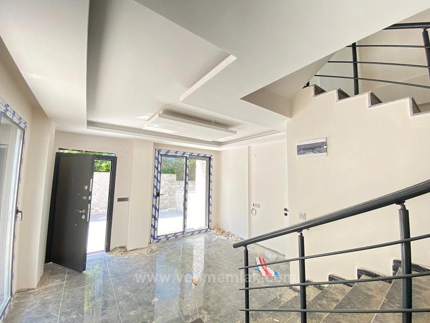 2+1 Villa With Large Garden For Sale In Seferihisar Ürkmez