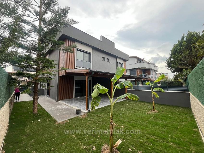 Ultra Luxury Villa With Large Garden, 30 Meters From The Sea In Özdere