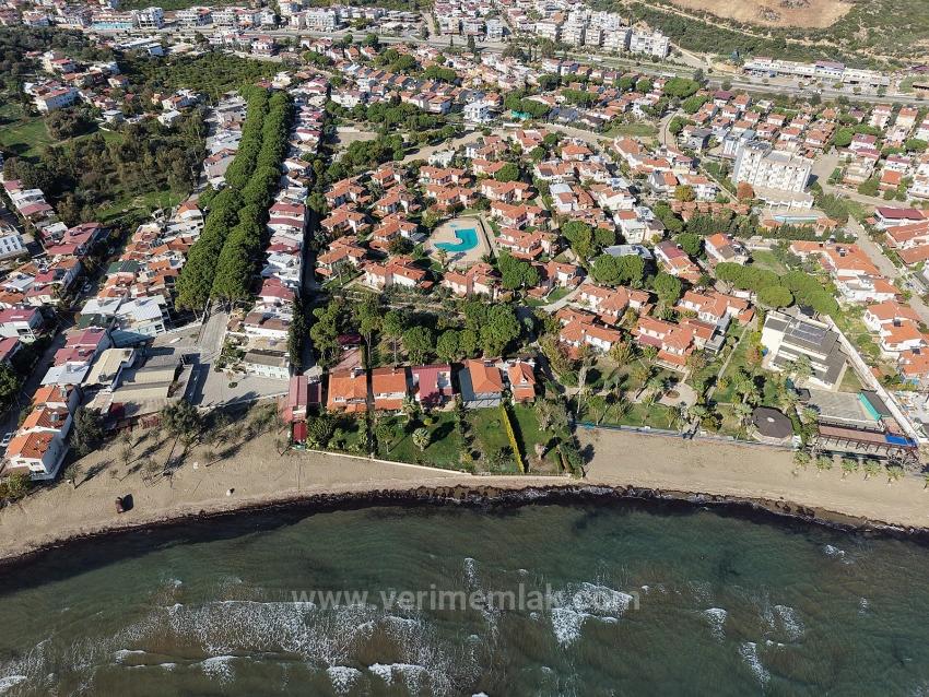 2+1 Apartment For Sale In A Complex With A Pool, 100M From The Beach In Ürkmez, Izmir