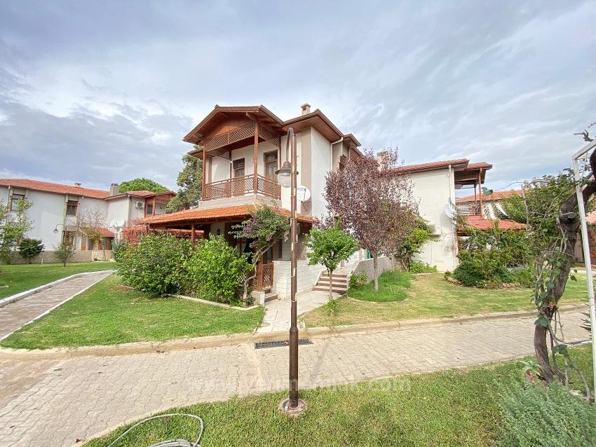 3+1 Villa For Sale On The Sea Side In A Complex With Pool In Ürkmez
