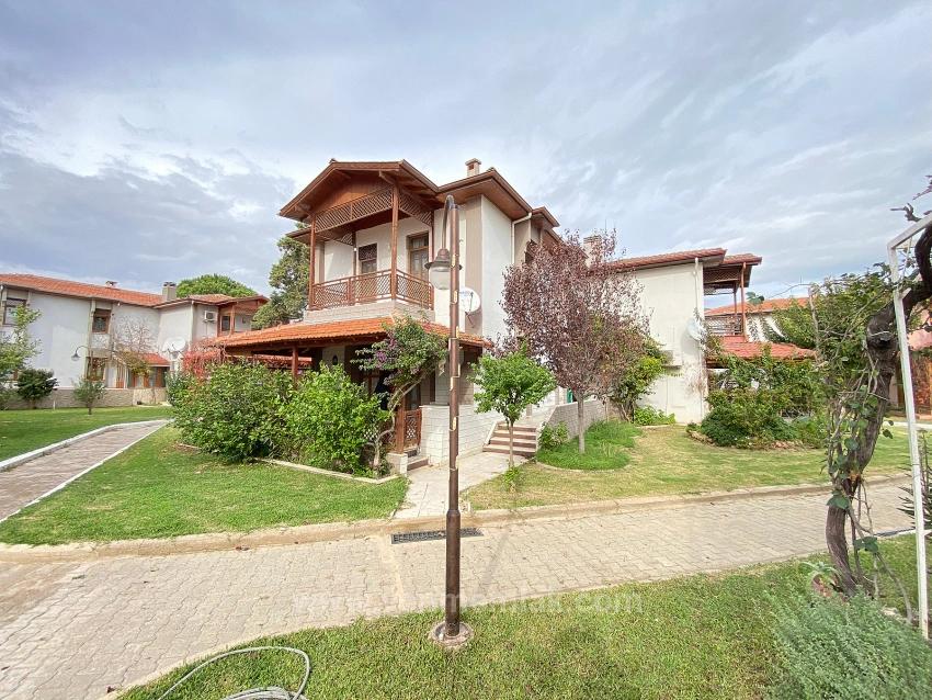 3+1 Villa For Sale On The Sea Side In A Complex With Pool In Ürkmez