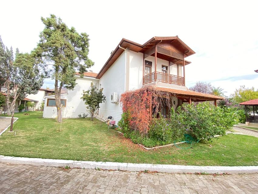 3+1 Villa For Sale On The Sea Side In A Complex With Pool In Ürkmez