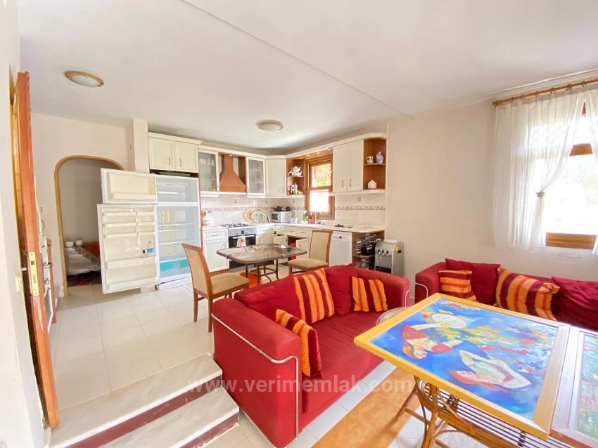 3+1 Villa For Sale On The Sea Side In A Complex With Pool In Ürkmez