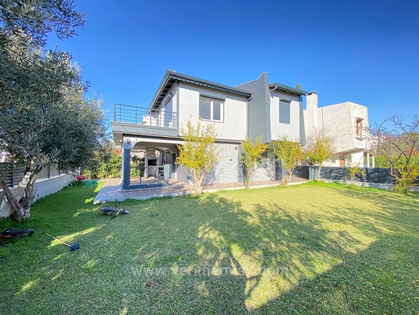 4+1 Bedroom Villa For Sale in Cumhuriyet Nbh. Seferihisar Doğanbey - 307 m²