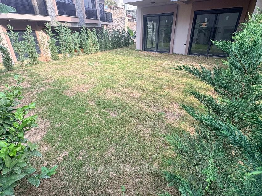 Luxury 3+1 Private Villa With Pool On Sea Side In Özdere