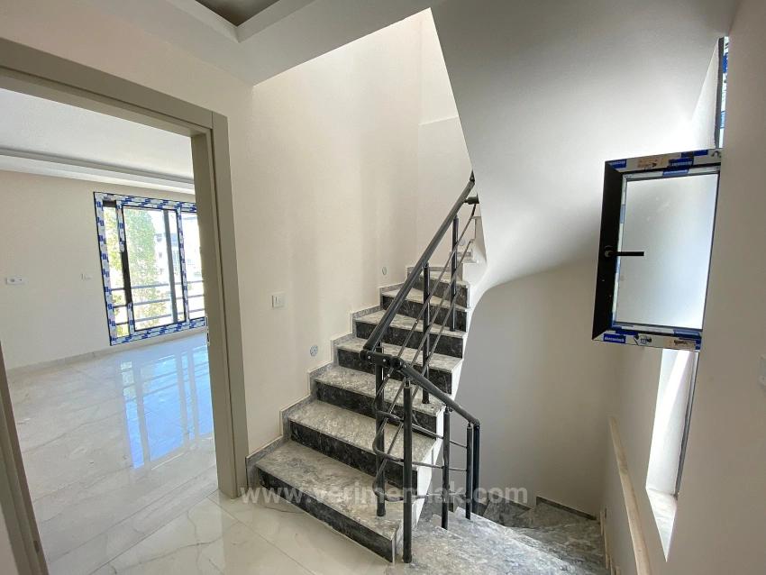 *Single Detached 3+1 Villa With Full Sea View, 50M From The Sea In Seferihisar Akarca