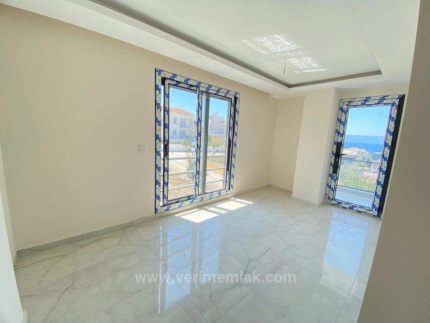 *Single Detached 3+1 Villa With Full Sea View, 50M From The Sea In Seferihisar Akarca