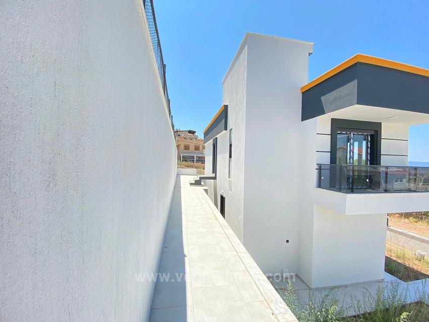 *Single Detached 3+1 Villa With Full Sea View, 50M From The Sea In Seferihisar Akarca