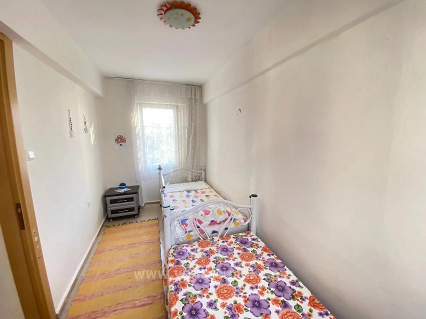 Seferihisar Cumhuriyet Mahallesi, Yıldız Tur Sitesi. 3+1 Apartment For Sale Where Blue And Green Meet.