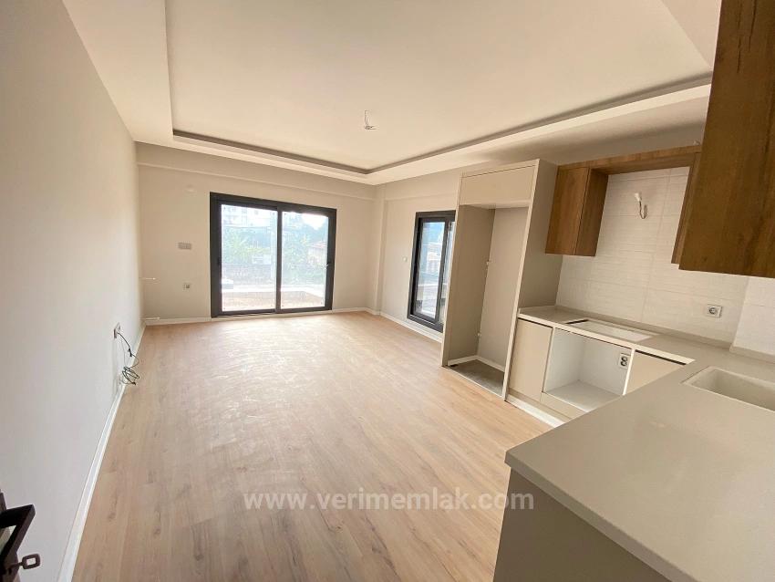 2+1 Ground Floor Apartment For Sale With Elevator In The Market Center Of Gumuldur