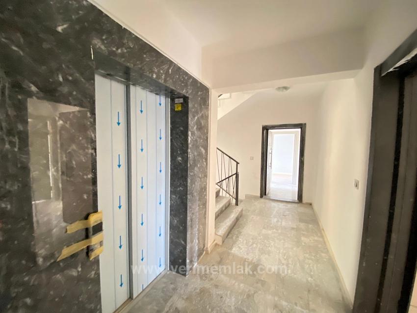 2+1 Ground Floor Apartment For Sale With Elevator In The Market Center Of Gumuldur