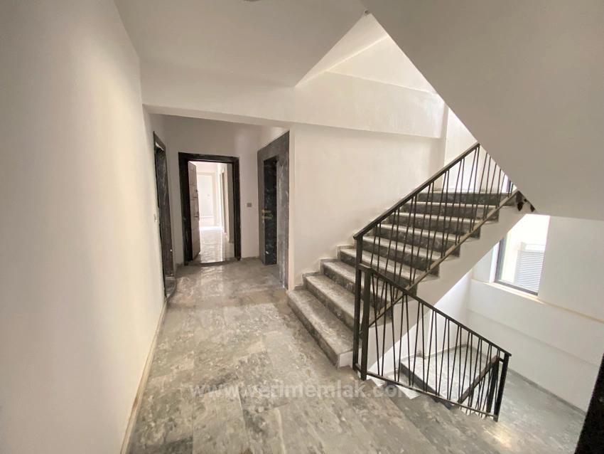 2+1 Ground Floor Apartment For Sale With Elevator In The Market Center Of Gumuldur