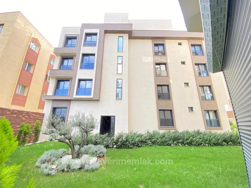 2+1 Ground Floor Apartment For Sale With Elevator In The Market Center Of Gumuldur
