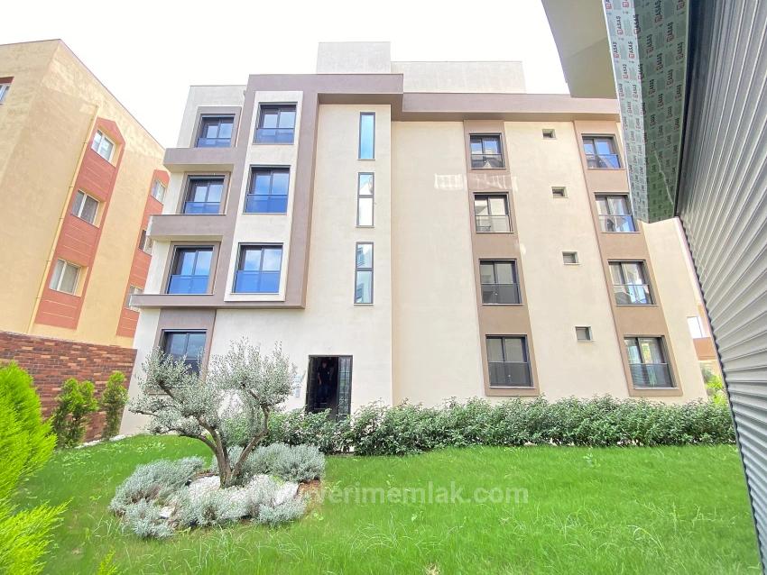 2+1 Ground Floor Apartment For Sale With Elevator In The Market Center Of Gumuldur