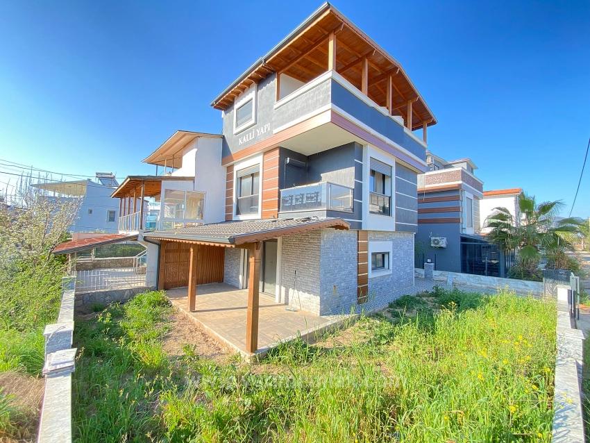Seferihisar: Cumhuriyet Neighborhood, Near The Sea, Brand New 3+1 Corner Villa With License
