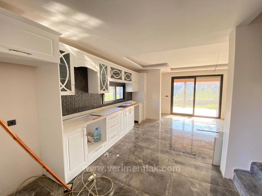 Seferihisar: Cumhuriyet Neighborhood, Near The Sea, Brand New 3+1 Corner Villa With License