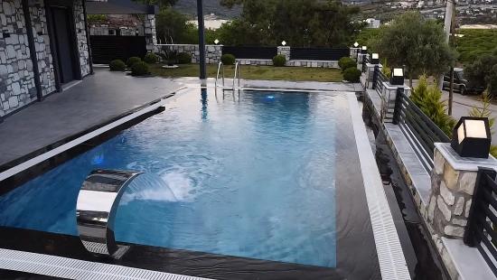 3+1 Detached Villa With Pool And Garden For Sale In Gumuldur