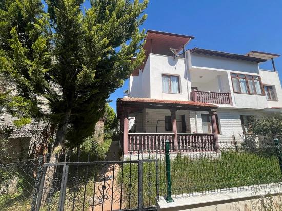 3+1 Villa For Sale In Seferihisar Cumhuriyet Neighborhood, Şöhretler Site, With Garden And Required Maintenance