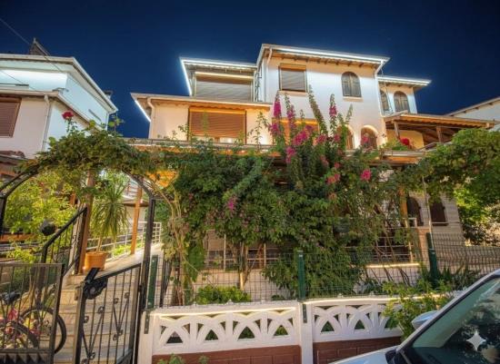 Detached 4+1 Villa For Sale With A Large Garden In A Site In Doğanbey