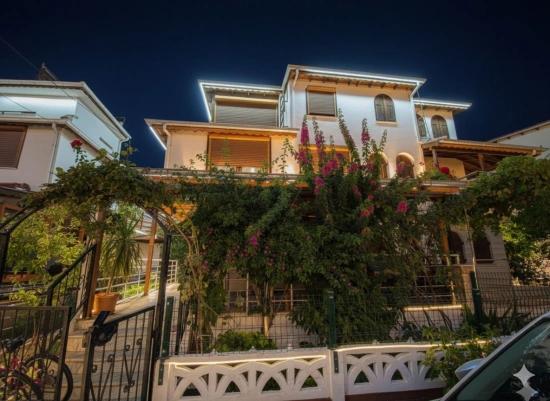 Detached 4+1 Villa For Sale With A Large Garden In A Site In Doğanbey