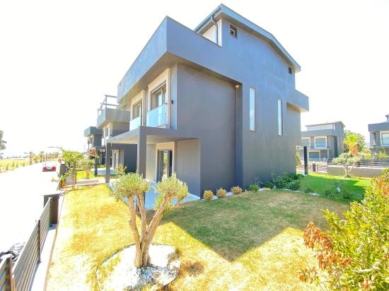 3+1 Detached Villa For Sale In Seferihisar Sakız Ağacı, Right On The Seafront, With Modern Design.