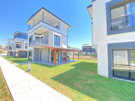 3+1 Detached Villa With Large Garden And Pool For Sale In Doğanbey