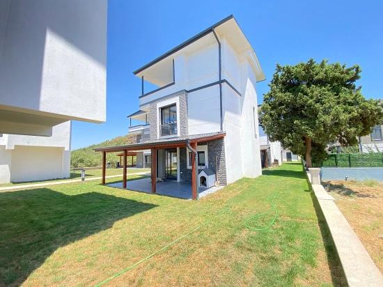 3+1 Detached Villa With Large Garden And Pool For Sale In Doğanbey