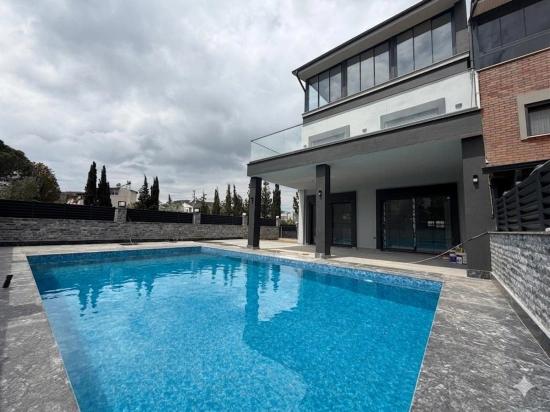 Luxury 3+1 Villa With Private Pool, 750M From The Sea In Seferihisar Cumhuriyet!