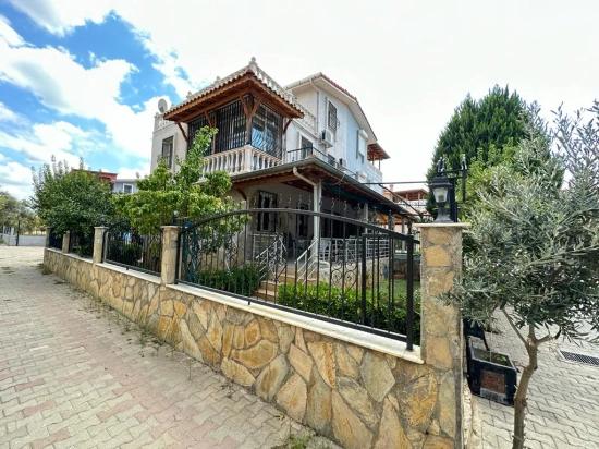 5+1 Detached Villa With Large Garden For Sale By The Sea In Ürkmez