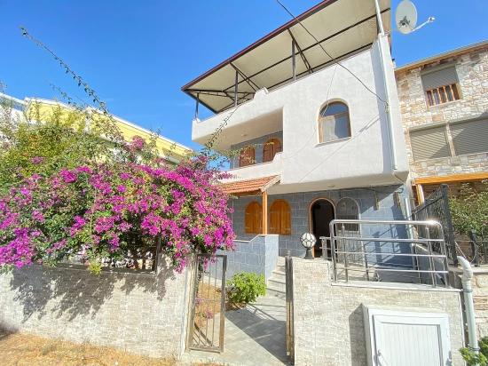A Fully Detached 4+1 Villa On A 225M² Plot, Just 50 Meters From The Sea, In Payamlı, Seferihisar.